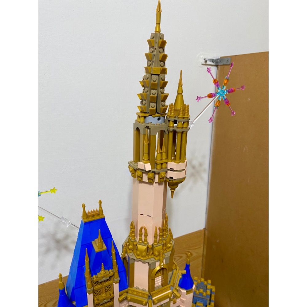 [步步高］已組展品場景拆賣樂高lego 43222 新迪士尼城堡（僅場景、無盒書，8-9成完整有缺，現況如圖）-細節圖3