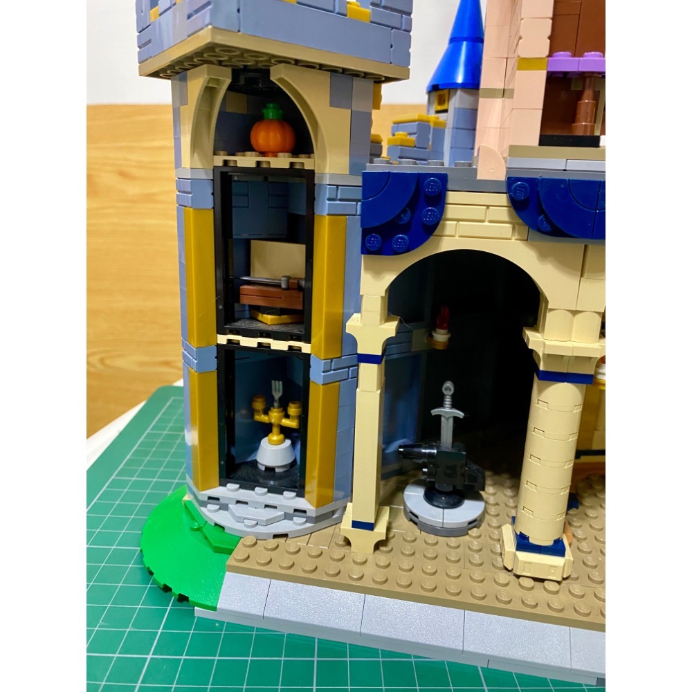 [步步高］已組展品場景拆賣樂高lego 43222 新迪士尼城堡（僅場景、無盒書，8-9成完整有缺，現況如圖）-細節圖4