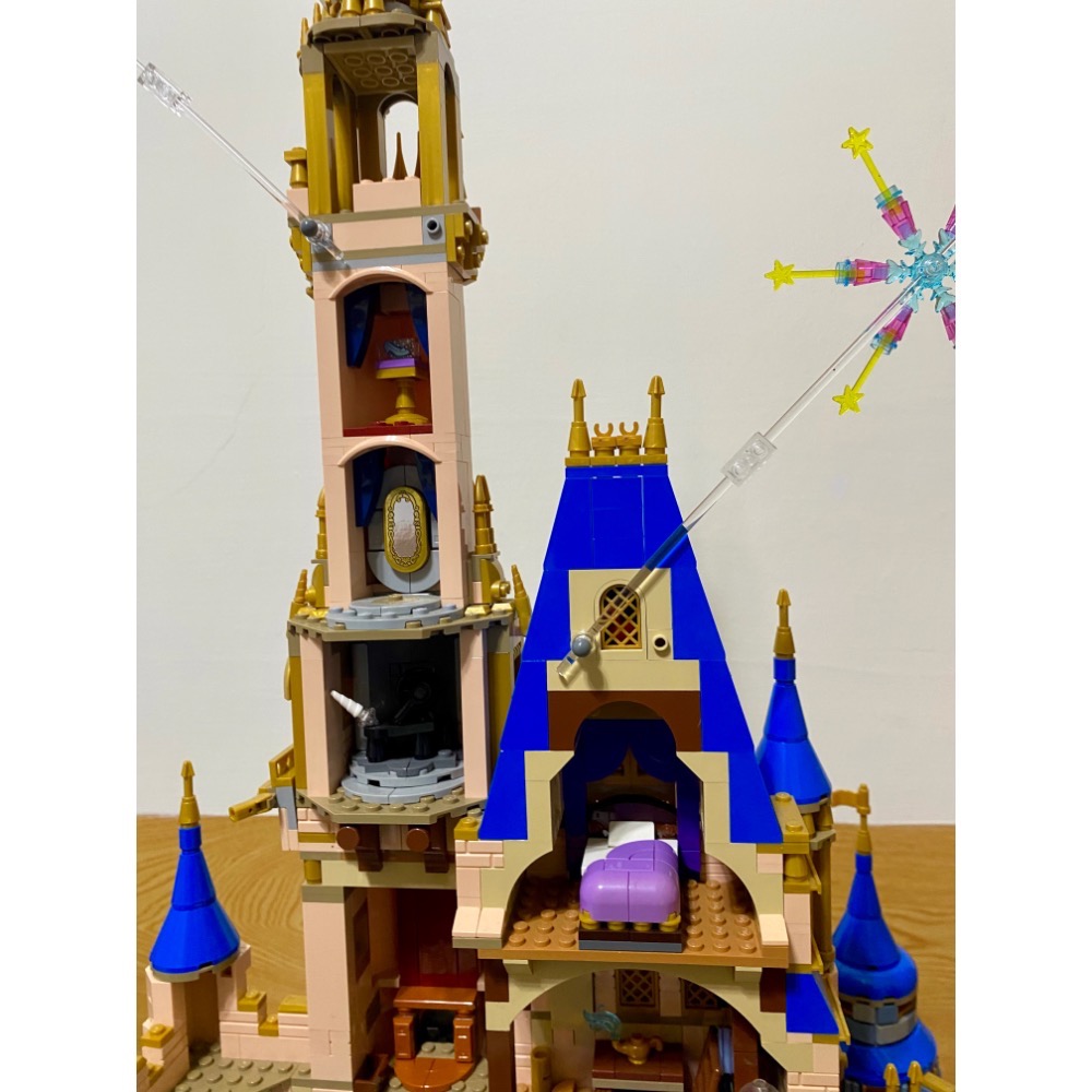 [步步高］已組展品場景拆賣樂高lego 43222 新迪士尼城堡（僅場景、無盒書，8-9成完整有缺，現況如圖）-細節圖7