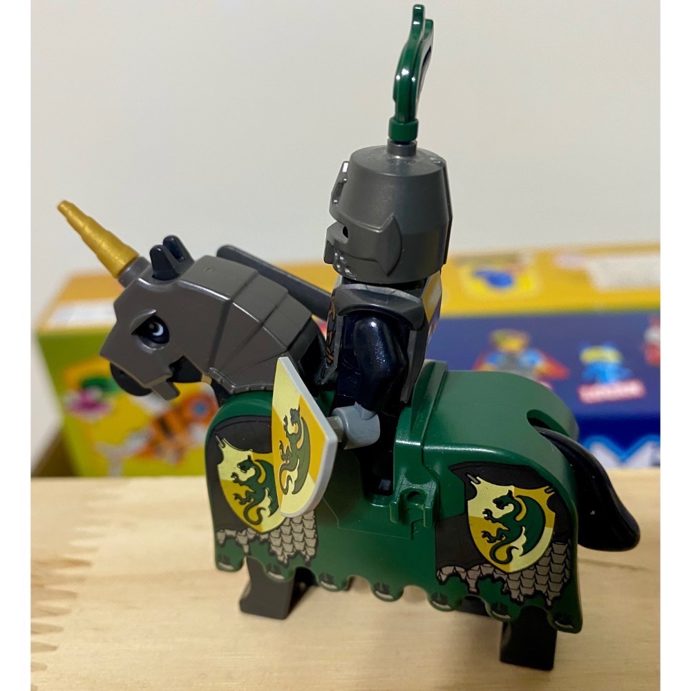 [步步高］展品樂高LEGO 7187綠龍馬袍+黑馬+綠龍騎士（雙龍頭鎧）（合售如圖）馬袍單邊斷夾如圖-細節圖2
