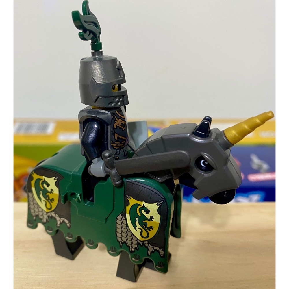 [步步高］展品樂高LEGO 7187綠龍馬袍+黑馬+綠龍騎士（雙龍頭鎧）（合售如圖）馬袍單邊斷夾如圖-細節圖3