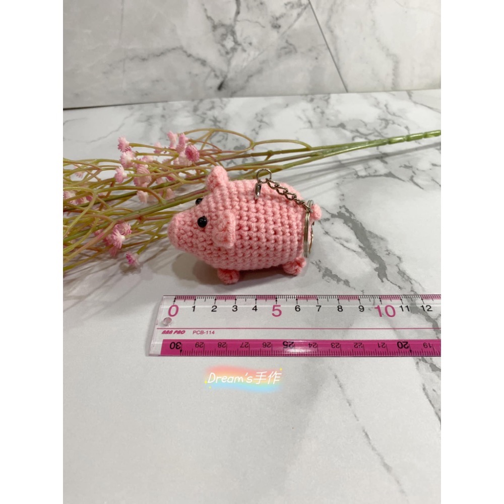 💖Dream’s 手作💖可愛小豬毛線編織吊飾成品，手機吊飾，鑰匙圈吊飾，幸運小物-細節圖2