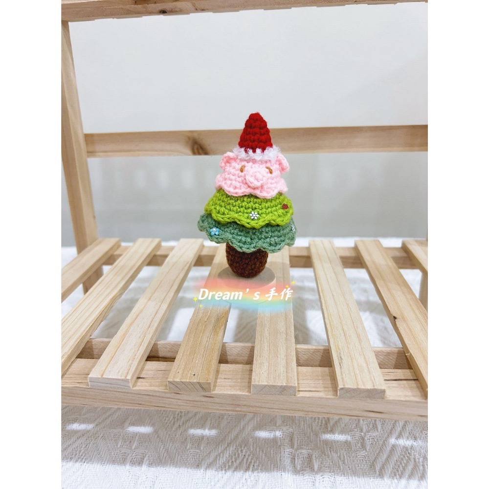 💖Dream’s 手作💖毛線編織成品卡通聖誕樹、卡皮巴拉、小白熊、粉紅豬戴上聖誕帽，成品現貨、預購中-規格圖6