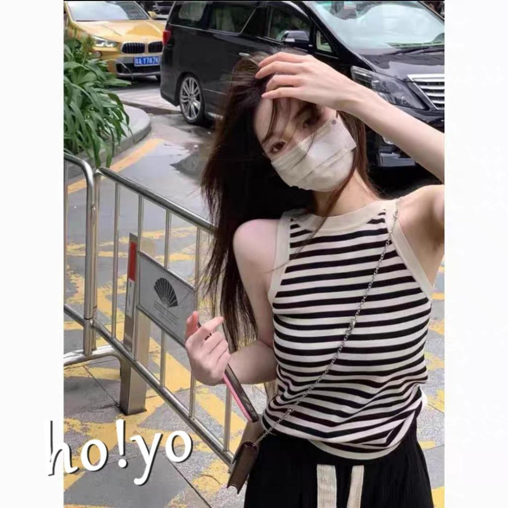 台灣現貨🇹🇼韓系親膚彈力 微削肩橫條針織背心 削肩背心 性感顯胸 條紋背心 穿搭 背心女 無袖上衣 無袖背心 女裝 上衣-細節圖4