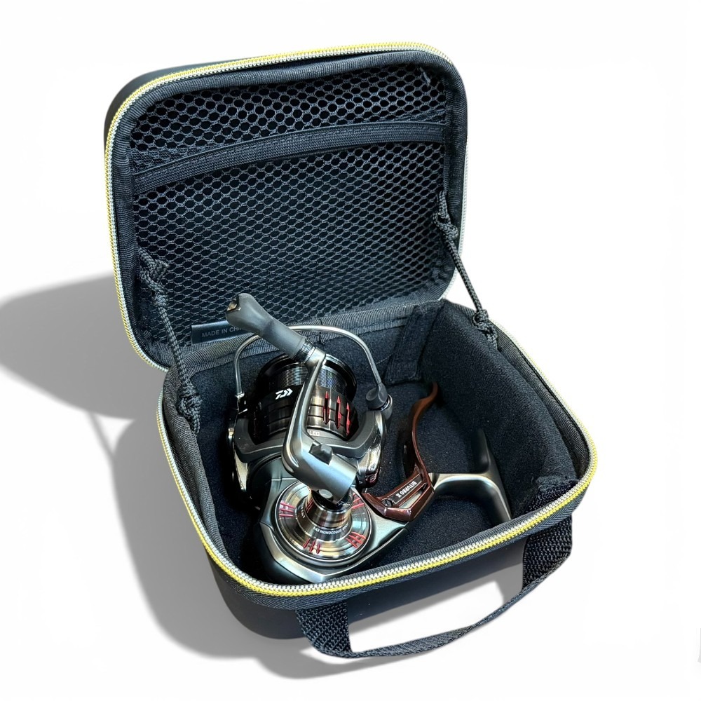 中壢紅海釣具【SUNLINE】 SFP-0721 黑色×金色 金獅LOGO 捲線器硬殼收納包 25年款-細節圖6