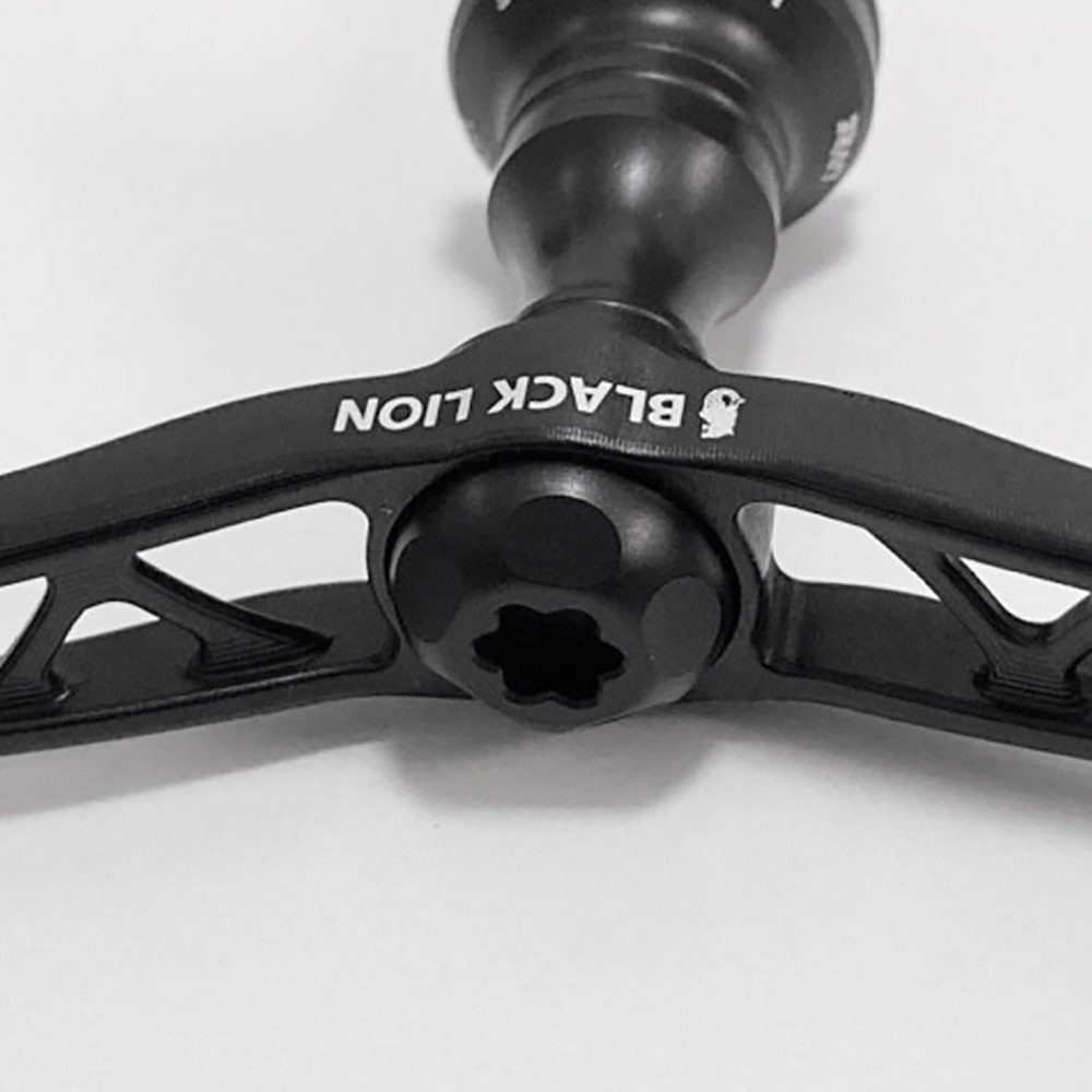 中壢鴻海釣具【LIVRE】 BLACK LION×LIVRE Cachalot 100 Fino 霧面黑色限量改裝握丸-細節圖5