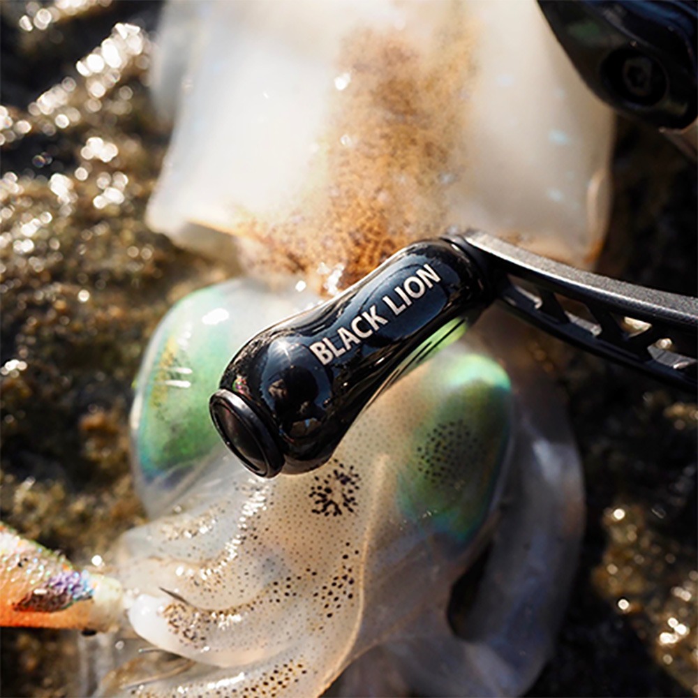 中壢鴻海釣具【LIVRE】 BLACK LION×LIVRE Cachalot 100 Fino 霧面黑色限量改裝握丸-細節圖8