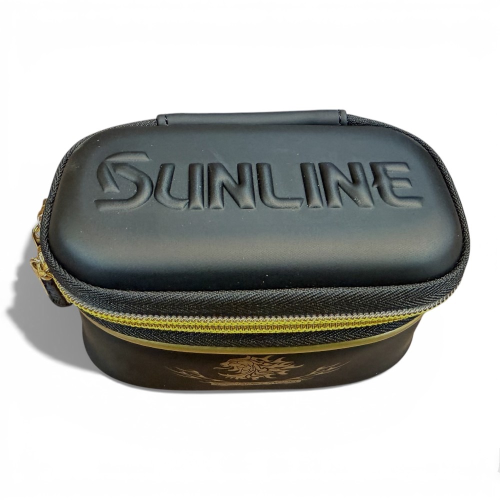 中壢紅海釣具【SUNLINE】SFP-0722 黑色×金色 金獅LOGO捲線器/線杯 置物盒 硬殼保護包(25年款)-細節圖5