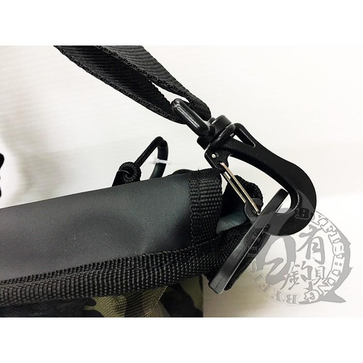 ◎百有釣具◎日本GAMAKATSU  LE-305（黑色+迷彩）路亞郵差斜背包 簡單好開閉，易於放入和取出物品-細節圖5
