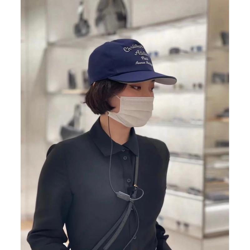 ʀᴏᴀɴɴᴀ_ᴋʀ「時髦神器」修飾頭型神器韓版新款𝐷𝑖𝑜𝑟家硬挺又修飾臉型黑色棉質帆布標徽刺繡休閒棒球帽鴨舌帽老帽-細節圖4