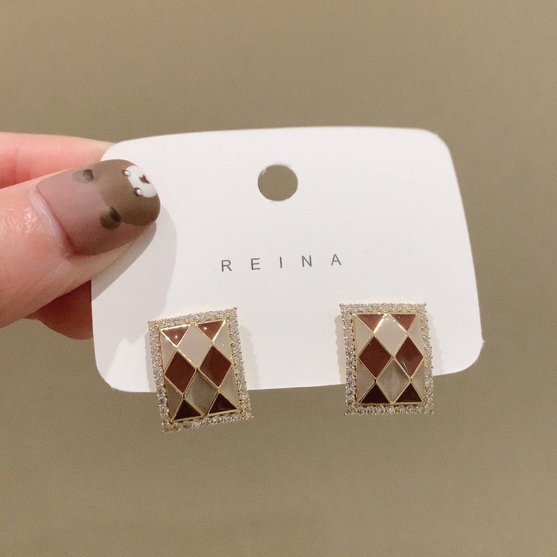 ʀᴏᴀɴɴᴀ_ᴋʀ奶茶色格子方形鑲鑽耳釘幾何設計復古港風潮流耳飾-細節圖3