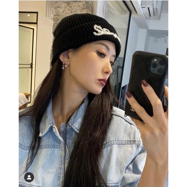 ʀᴏᴀɴɴᴀ_ᴋʀ「誰說針織帽只能冬天戴」孫芸芸同款✨無可挑剔完美頭型黑底白色草寫珍珠喀什米爾針織毛帽凹造型-細節圖6