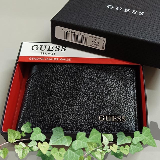 【Guess】男皮夾 短夾 荔紋牛皮夾 斜三角設計 金屬Logo 雙鈔夾 品牌盒裝／黑色-細節圖4