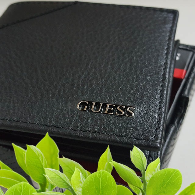 【Guess】男皮夾 短夾 荔紋牛皮夾 斜三角設計 金屬Logo 雙鈔夾 品牌盒裝／黑色-細節圖5