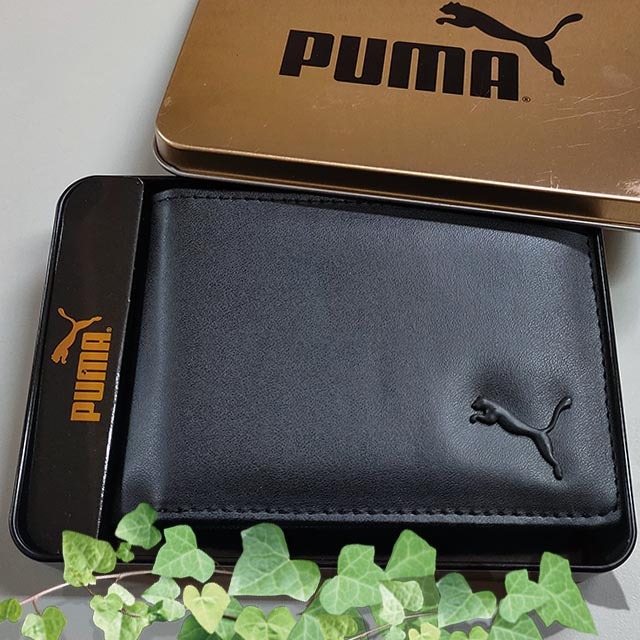 【PUMA】男皮夾 短夾 牛皮夾 經典美洲豹 Logo浮雕設計 品牌鐵盒裝／黑色-細節圖6