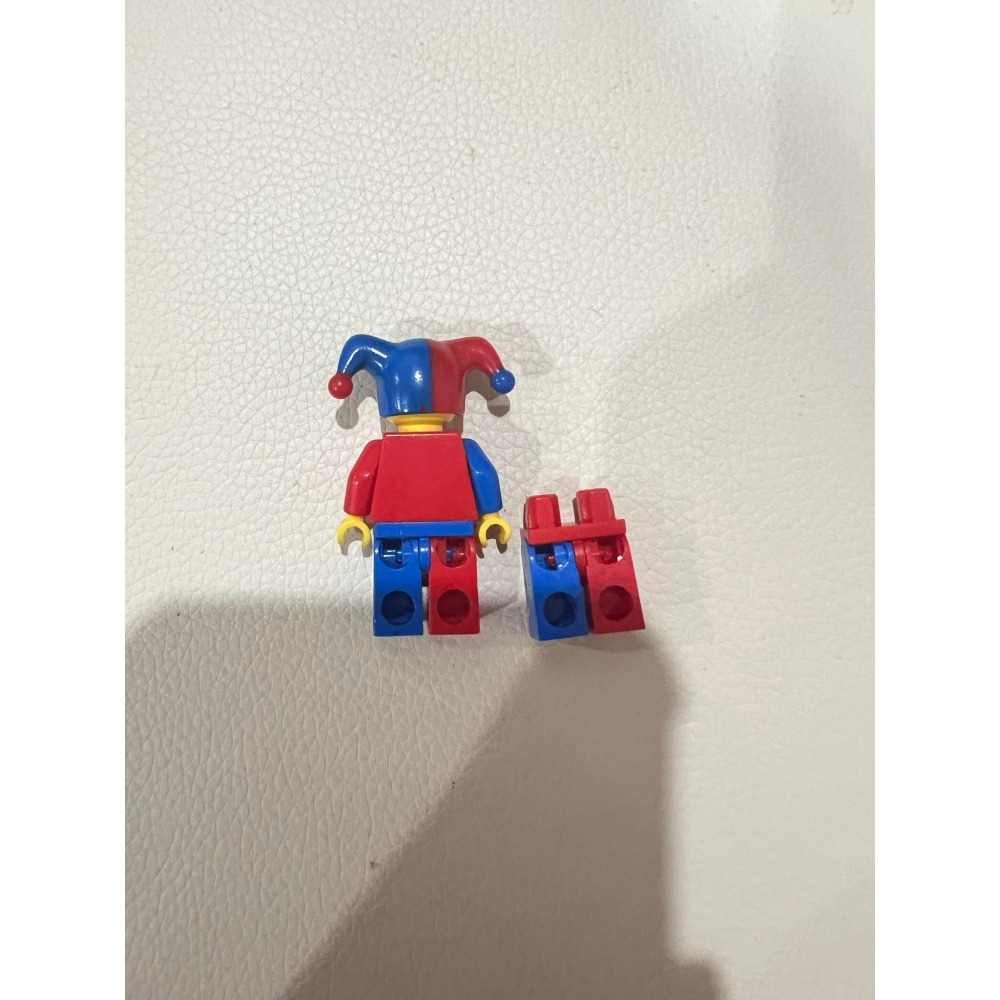LEGO Castle 7079 中古 獅國 紅藍小丑  , 城堡系列 騎士 城堡小丑 中古 配件/狀態參考圖片-細節圖2