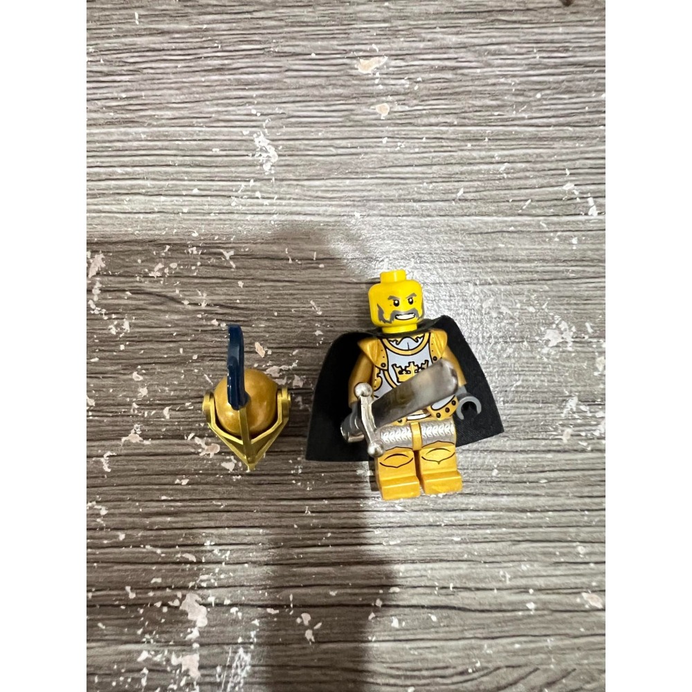 【LEGO 樂高】Castle 7079 樂高 城堡 可掀盔 皇冠 黃金 騎士 cas415 (含羽毛、劍、披風)-細節圖2