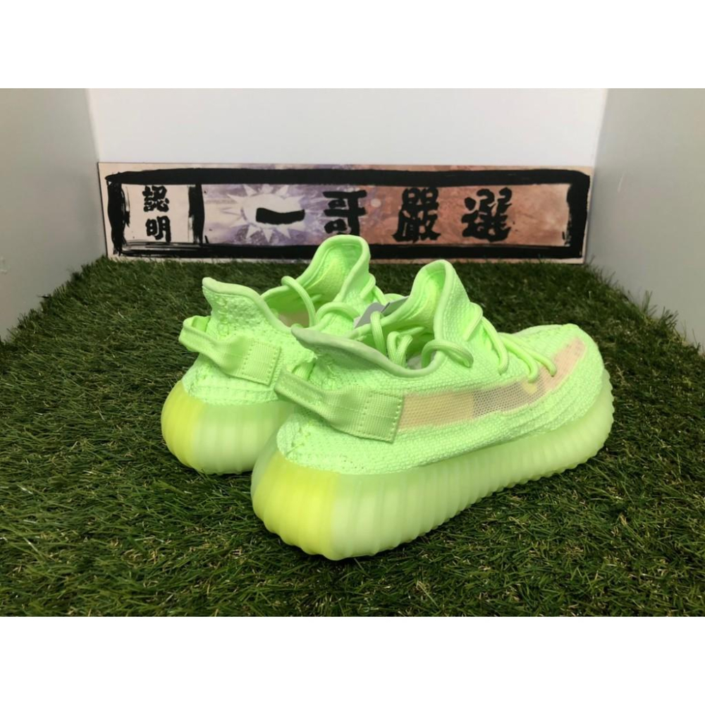 Yeezy 350 boost v2 deals glow in the dark