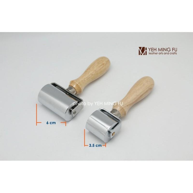 【皮革貼合滾輪-大(木柄樣式隨機出貨)】原價480元，特價410元《葉明福皮革創作工房》推輪/壓輪/皮革壓輪/拼布-細節圖3