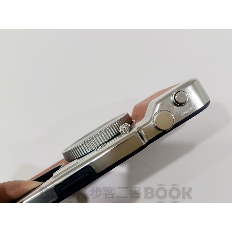 【二手商品】(近全新)可拍照 復古相機造型 手機殼 磁吸 無線充 自拍鏡 iPhone15 Pro-細節圖5