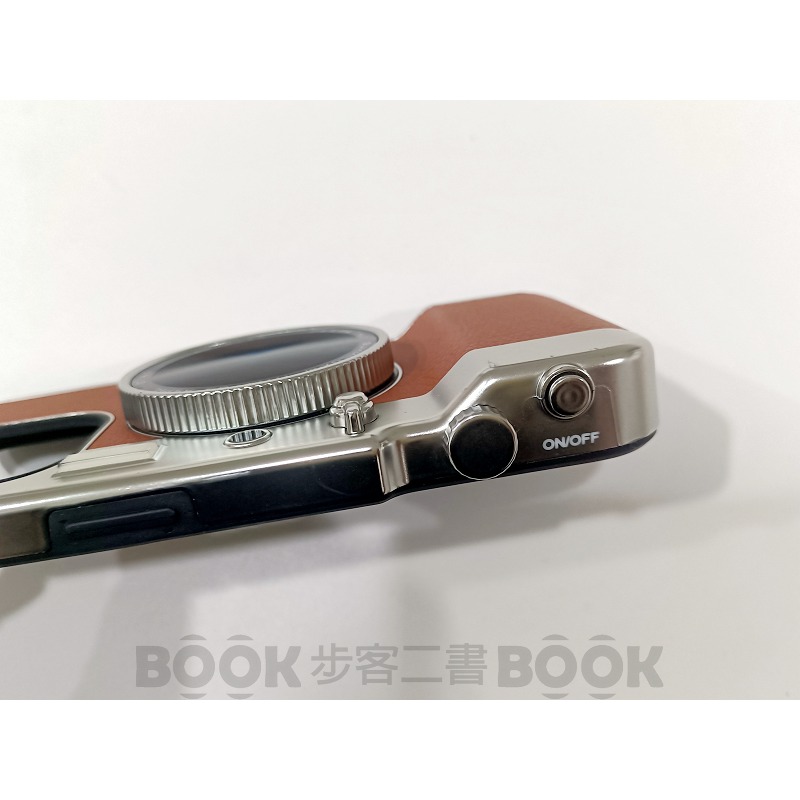 【二手商品】(近全新)可拍照 復古相機造型 手機殼 磁吸 無線充 自拍鏡 iPhone15 Pro-細節圖6