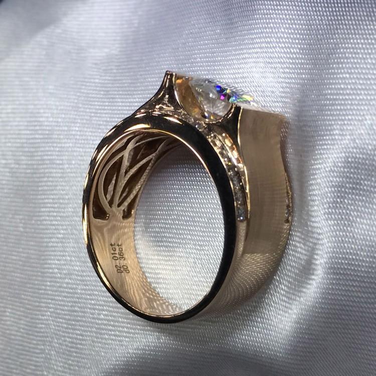 18k玫瑰金莫桑鑽戒指寬版男士鑽戒制訂PT950鉑金 (莫桑鑽.魔星鑽.男鑽戒.情侶戒.訂婚戒指.求婚戒指-細節圖7