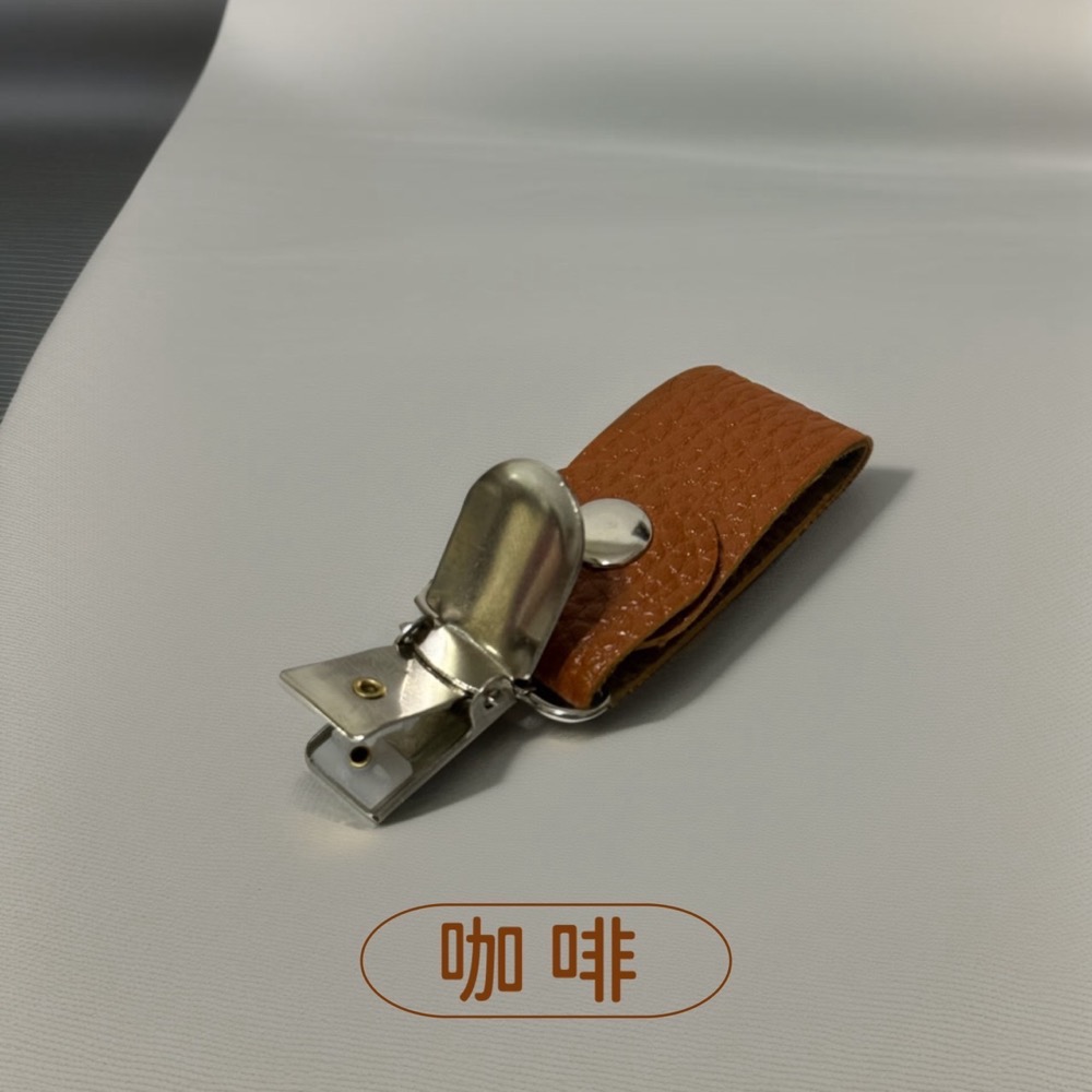 皮革帽夾 多功能帽夾 外出帽夾 遮陽帽收納夾 帽子收納夾 免提扣夾 按扣式固定夾 帽夾 萬用夾 衣帽夾 夾子 EA448-規格圖1