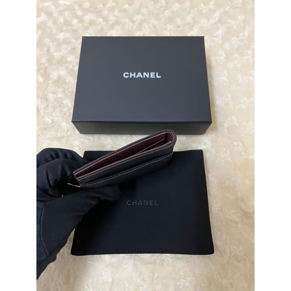 【預購】CHANEL 香奈兒 經典雙C LOGO菱格粒紋牛皮摺疊卡夾-細節圖5