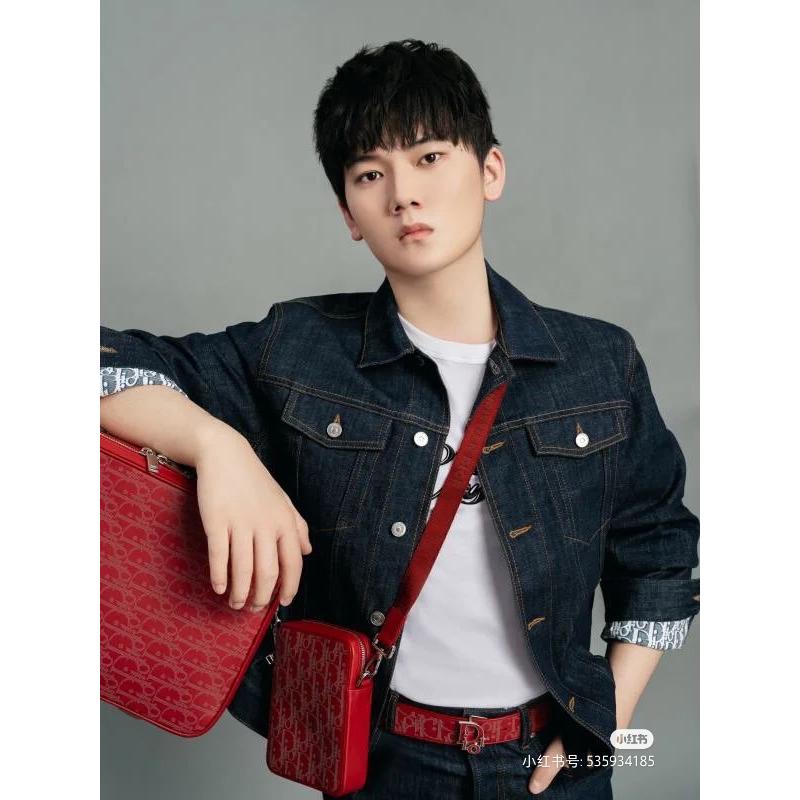 【預購】Dior 迪奧  WORLD TOUR 火焰紅雷射雕紋小牛皮斜背包 側背包 相機包-細節圖3