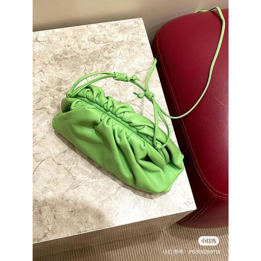 「預購」 Bv 迷你小牛皮雲朵包 側背/斜背/肩背/手拿包 青蘋果色 mini pouch-細節圖2