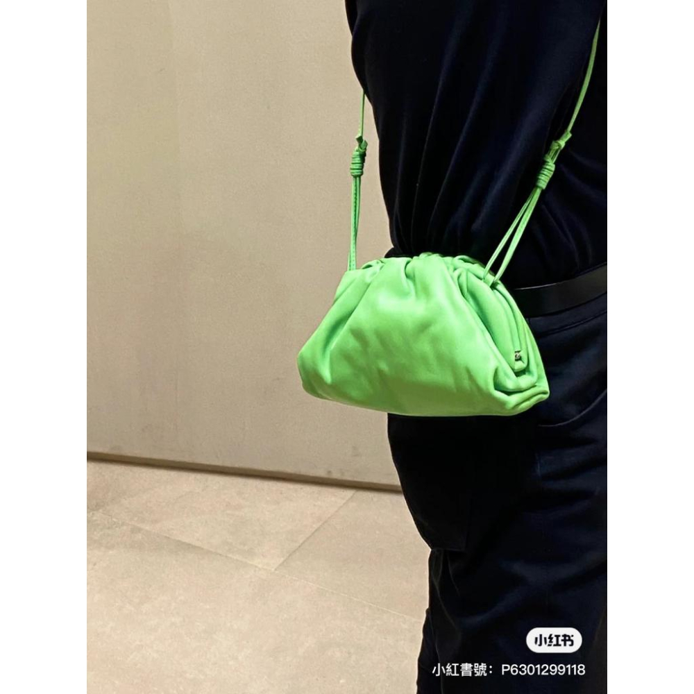 「預購」 Bv 迷你小牛皮雲朵包 側背/斜背/肩背/手拿包 青蘋果色 mini pouch-細節圖3