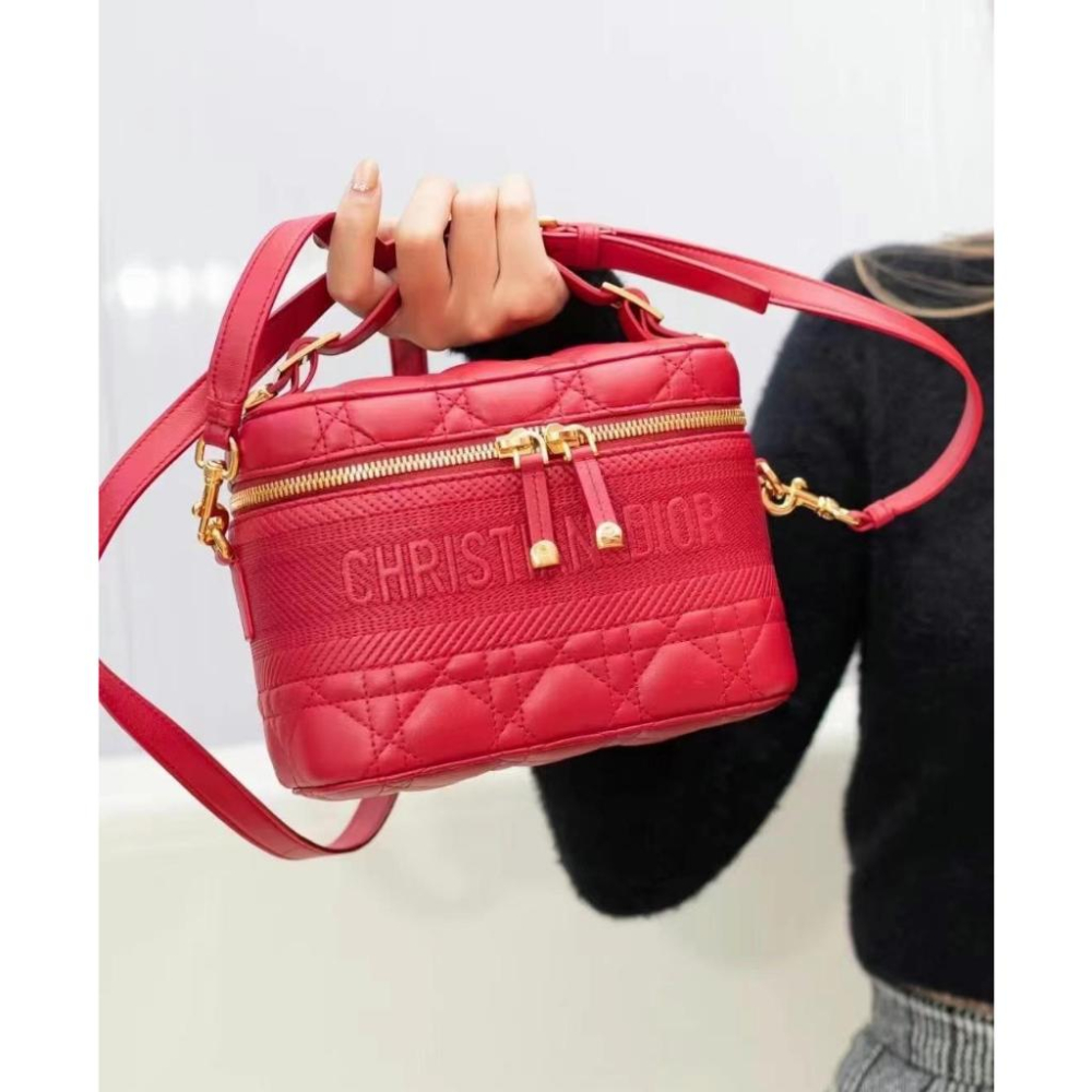 【預購】Dior 迪奧 紅色刺繡小化妝袋/斜肩包 附肩帶 Travel Vanity-細節圖3