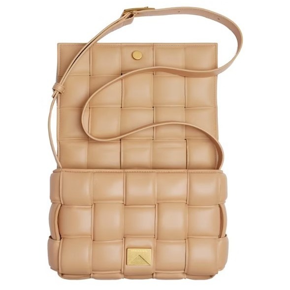 「預購」Bv Padded Cassette 格紋編織小羊皮斜背枕頭包 杏仁奶茶色-細節圖2