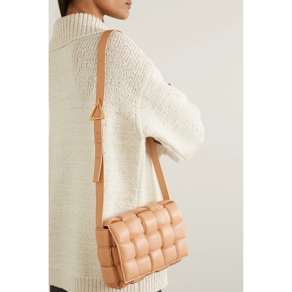 「預購」Bv Padded Cassette 格紋編織小羊皮斜背枕頭包 杏仁奶茶色-細節圖3