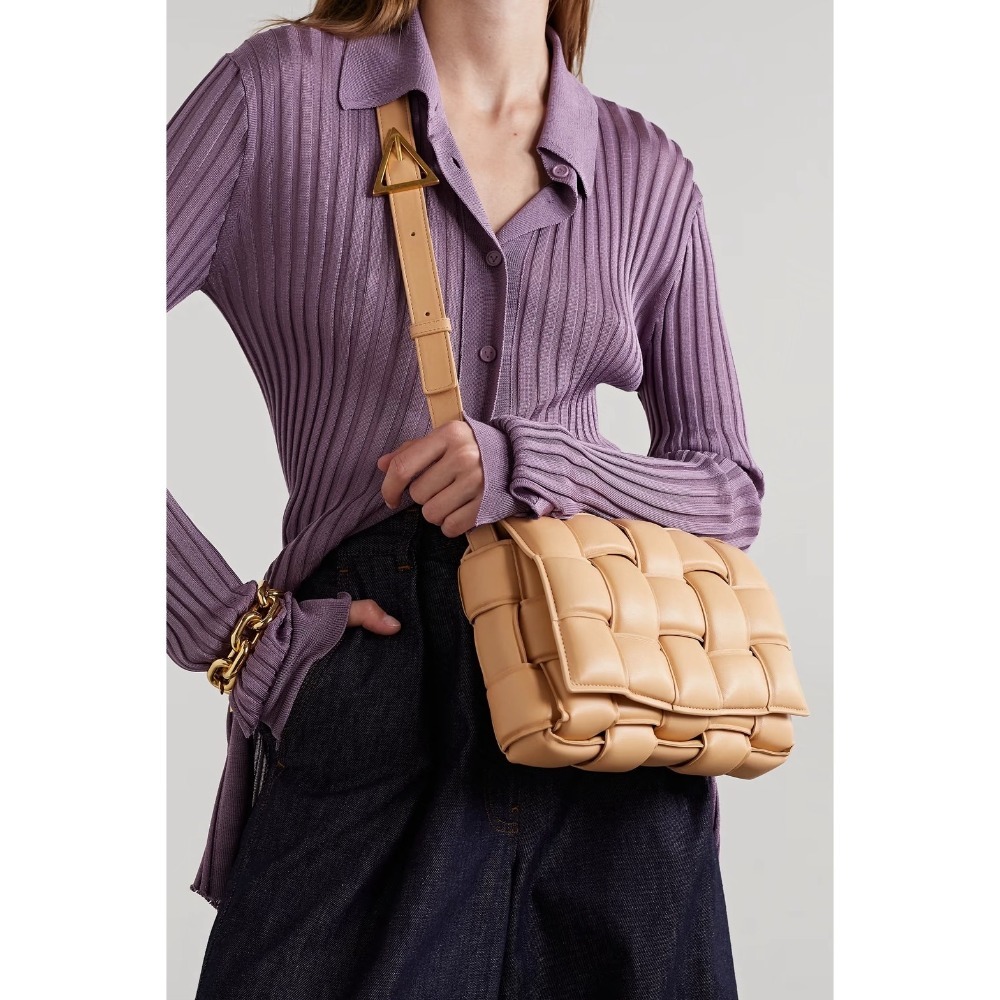 「預購」Bv Padded Cassette 格紋編織小羊皮斜背枕頭包 杏仁奶茶色-細節圖4