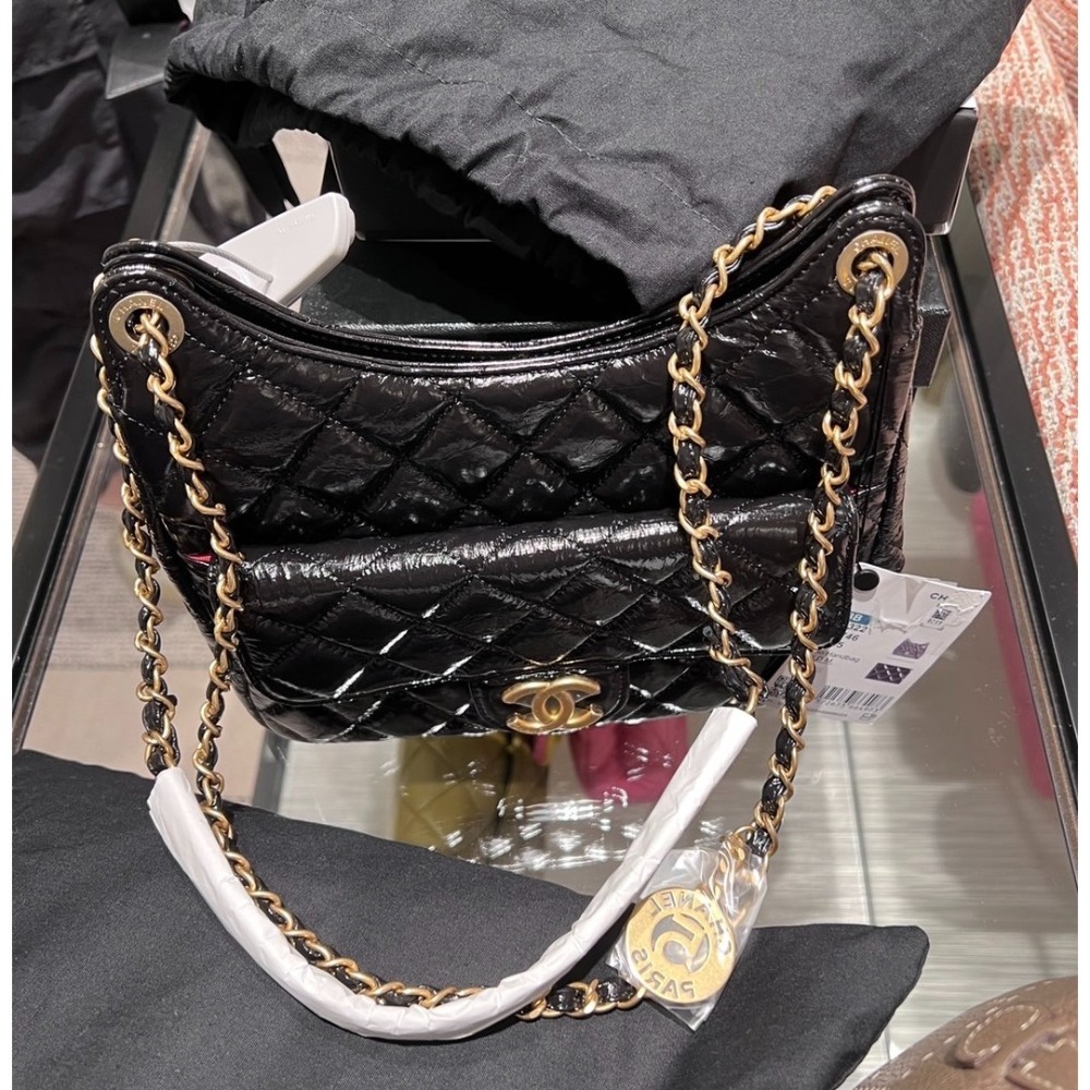 【台灣現貨】CHANEL Hobo 中號經典雙C LOGO牛皮金練斜背包/流浪包(黑/金) 天貓精靈 嬉皮包-細節圖2