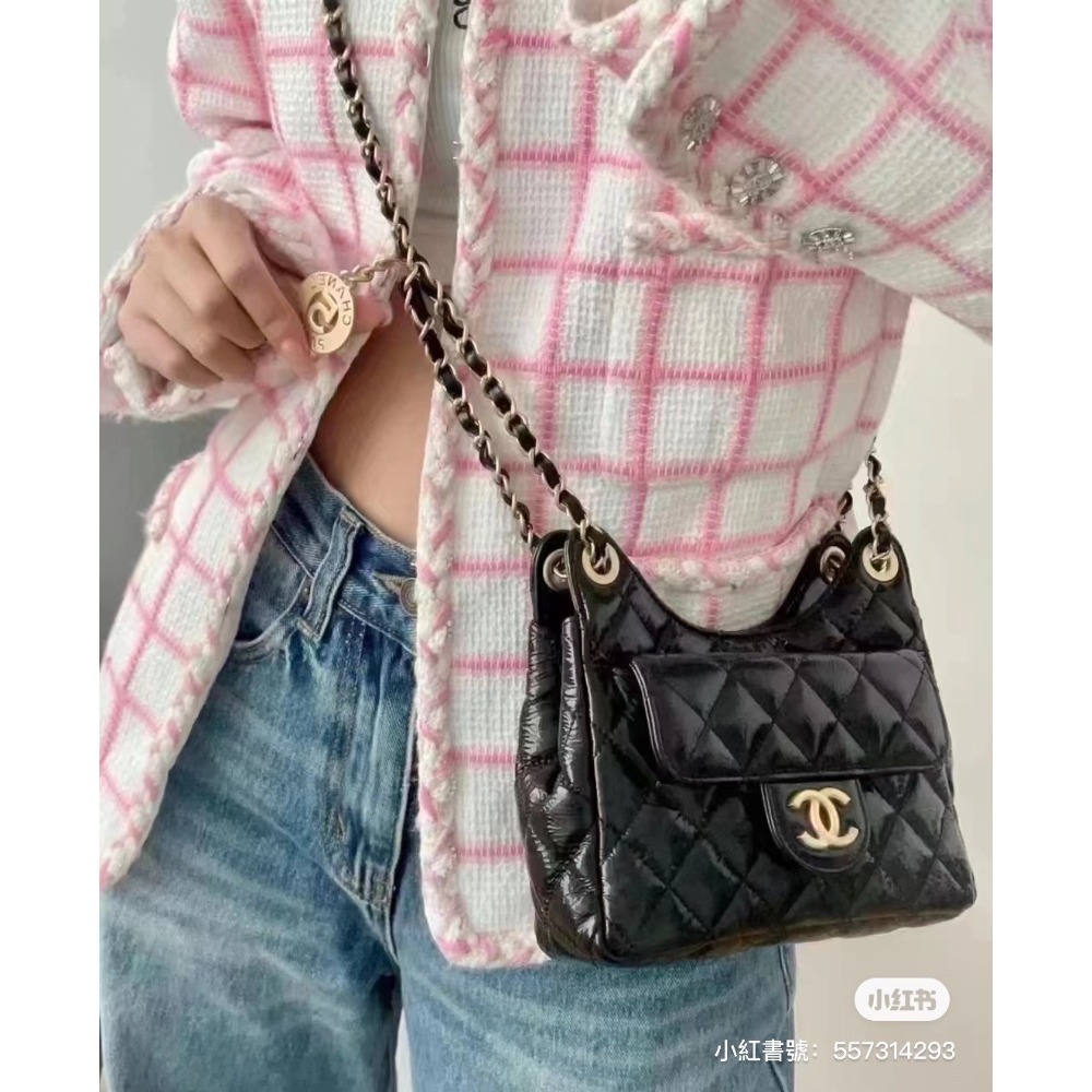 【台灣現貨】CHANEL Hobo 中號經典雙C LOGO牛皮金練斜背包/流浪包(黑/金) 天貓精靈 嬉皮包-細節圖5