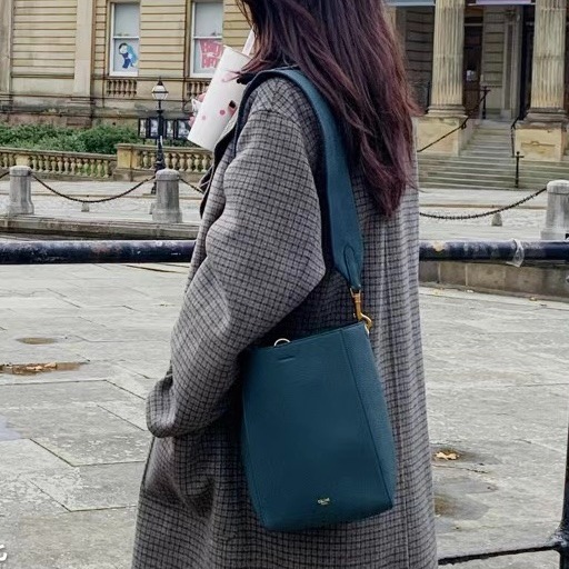 【預購】Celine SANGLE 孔雀綠小號柔軟粒面小牛皮水桶包 寬帶斜背-細節圖7