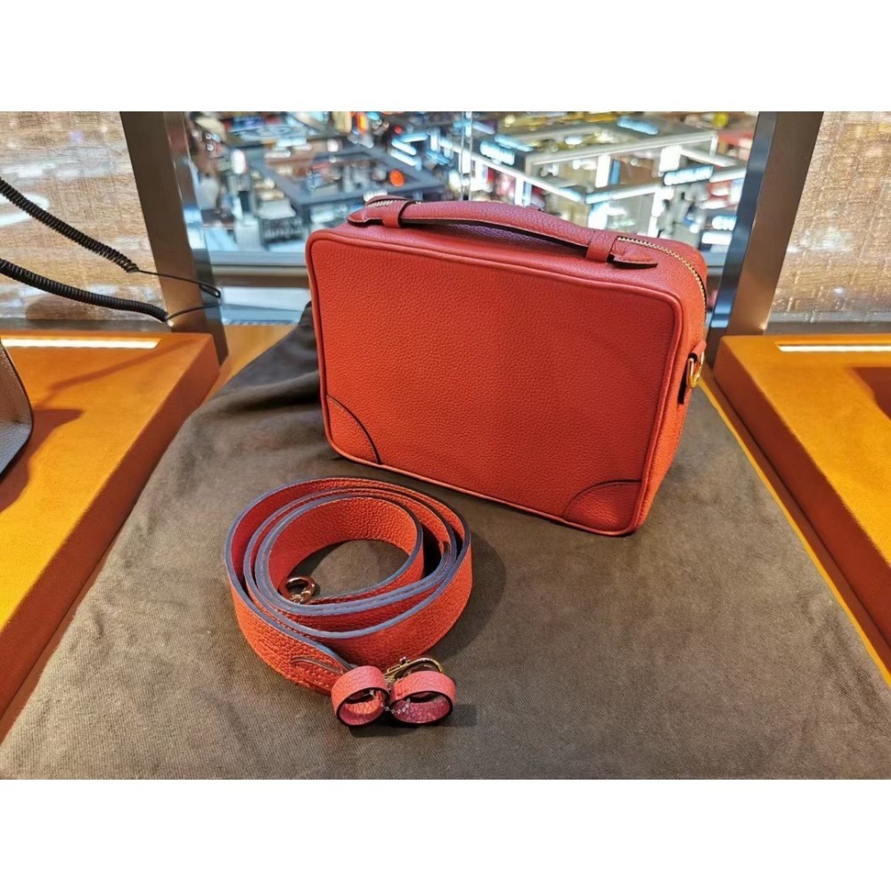 【預購】Moynat 莫奈 新款緋紅色荔枝牛紋相機包 斜背/手提 camera bag-細節圖2