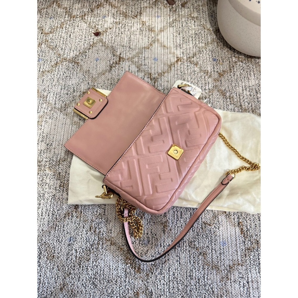 【預購】Fendi Baguette mini 沙漠玫瑰粉色迷你法棍包 斜背包 側背包 單肩包 肩背包 手提包 手拿包-細節圖3