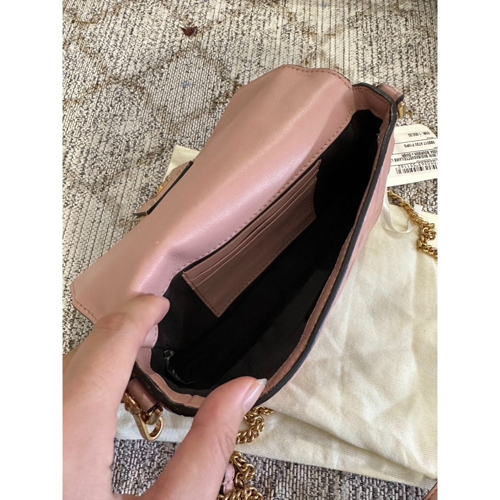 【預購】Fendi Baguette mini 沙漠玫瑰粉色迷你法棍包 斜背包 側背包 單肩包 肩背包 手提包 手拿包-細節圖4