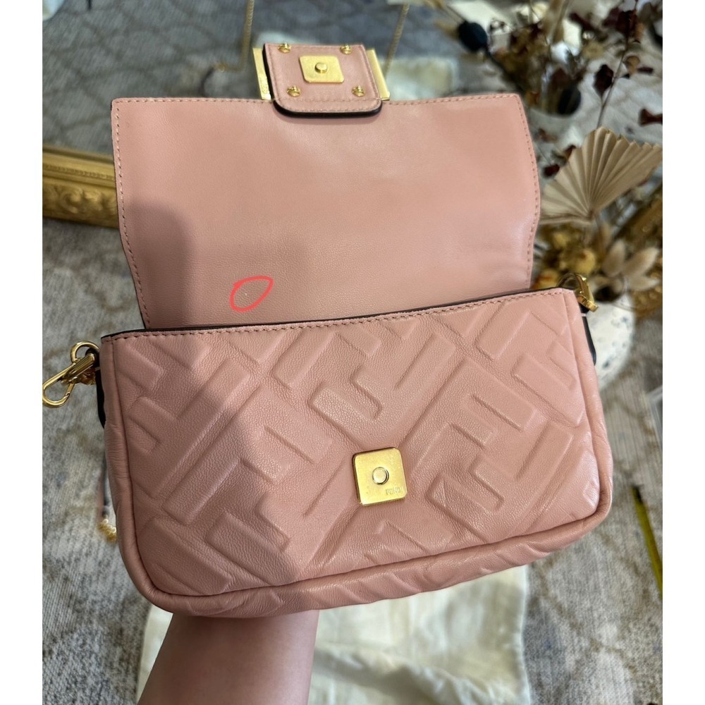 【預購】Fendi Baguette mini 沙漠玫瑰粉色迷你法棍包 斜背包 側背包 單肩包 肩背包 手提包 手拿包-細節圖6