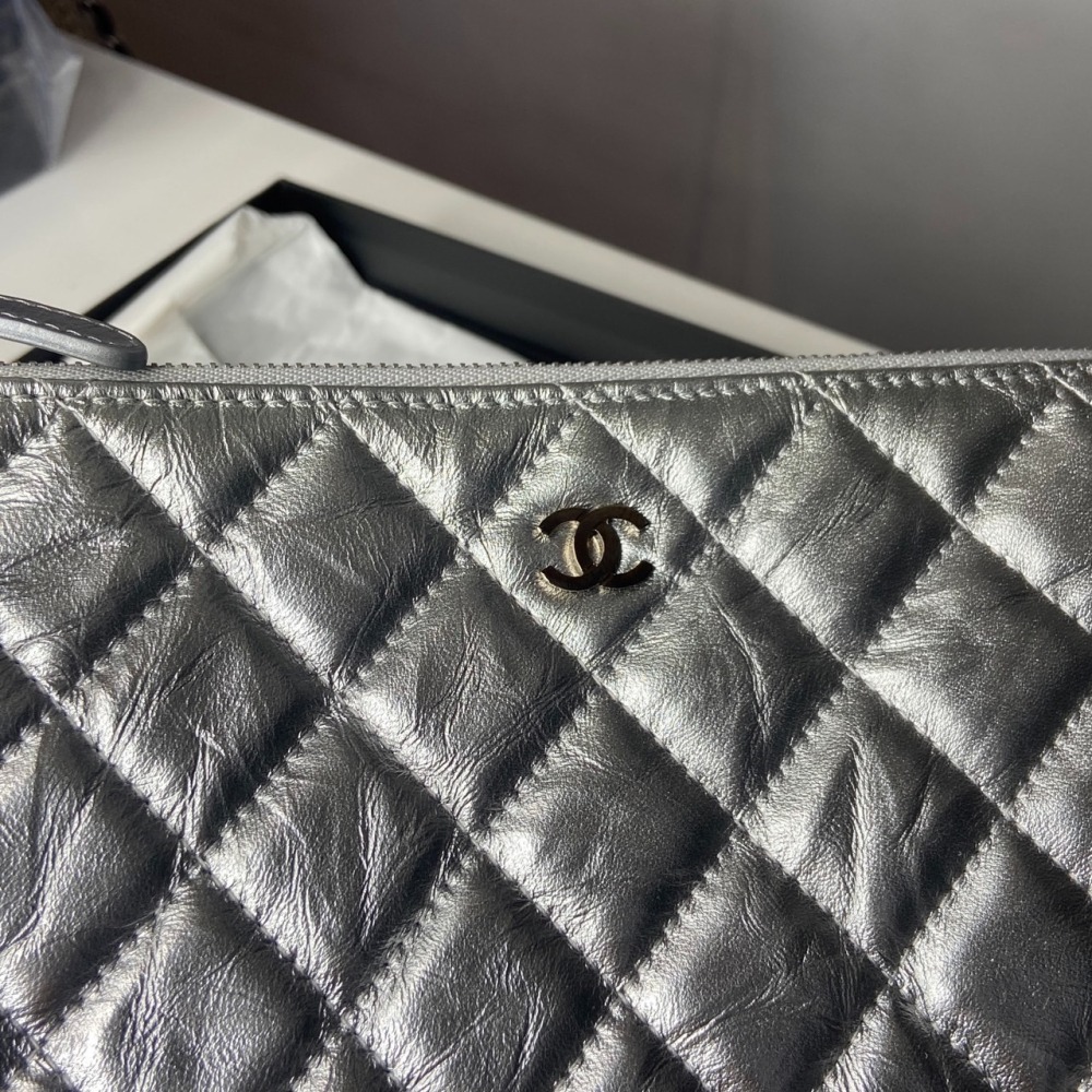 【台灣現貨】CHANEL 香奈兒 銀色雙C LOGO菱格紋亮面牛皮拉鍊手拿包 手提包-細節圖2
