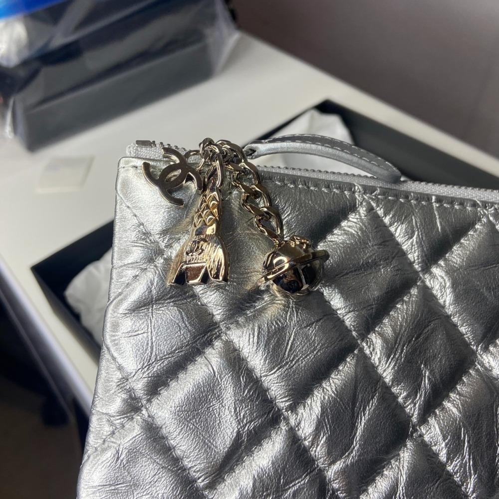 【台灣現貨】CHANEL 香奈兒 銀色雙C LOGO菱格紋亮面牛皮拉鍊手拿包 手提包-細節圖3