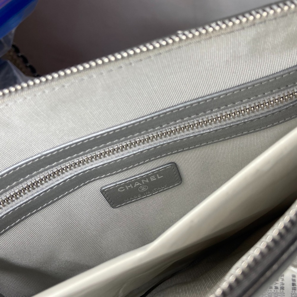 【台灣現貨】CHANEL 香奈兒 銀色雙C LOGO菱格紋亮面牛皮拉鍊手拿包 手提包-細節圖4