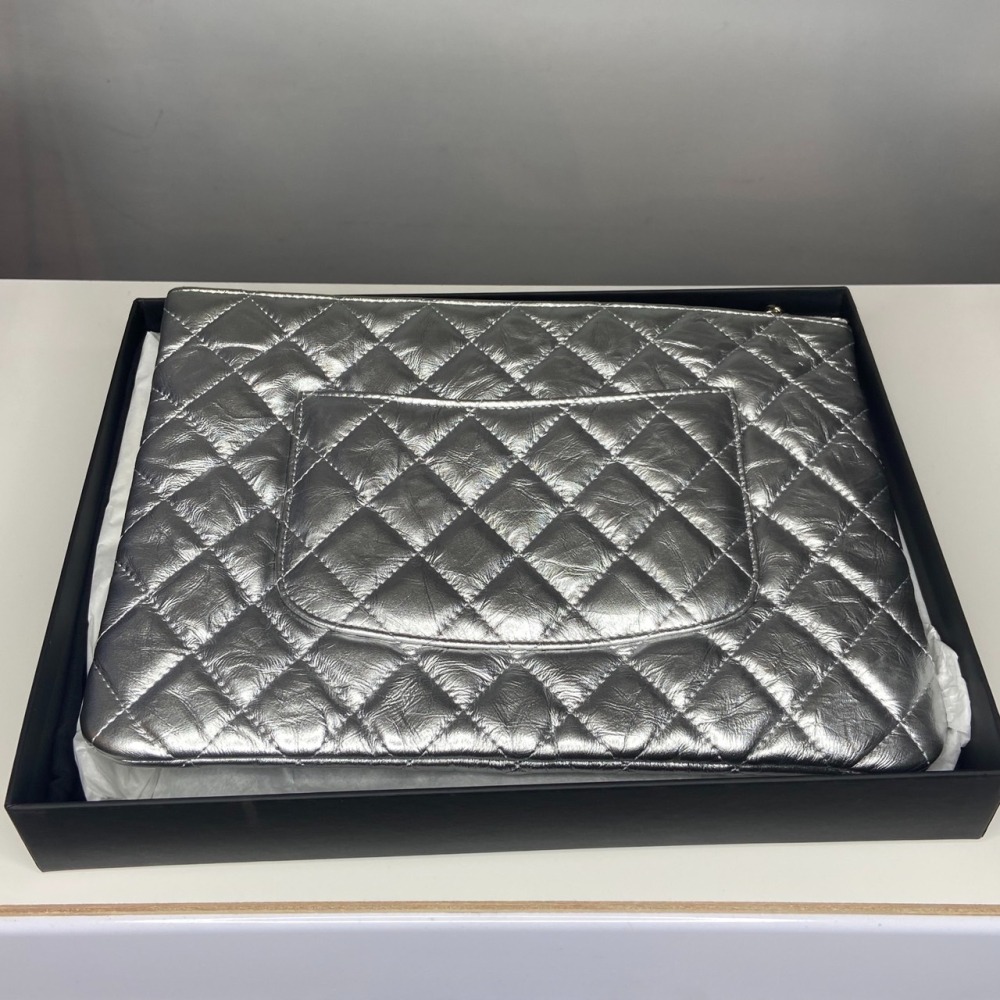 【台灣現貨】CHANEL 香奈兒 銀色雙C LOGO菱格紋亮面牛皮拉鍊手拿包 手提包-細節圖5