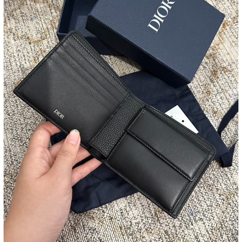 【預購】Dior 黑色粒面牛皮對折翻蓋短夾 皮夾 卡夾 卡包 零錢包-細節圖3