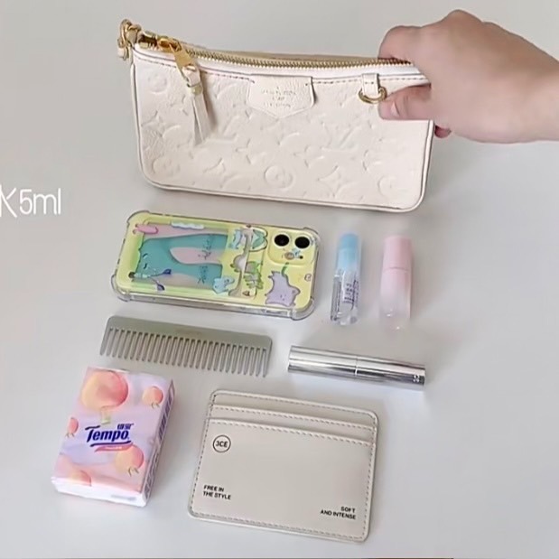 【預購】Lv Easy Pouch On Strap 經典牛皮奶油色小包 腋下包 單肩包 肩背包 手提包 斜背包 側背包-細節圖9