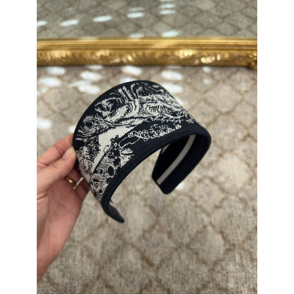 【預購】Dior 深藍刺繡圖案寬版髮箍 髮帶 髮飾-細節圖2