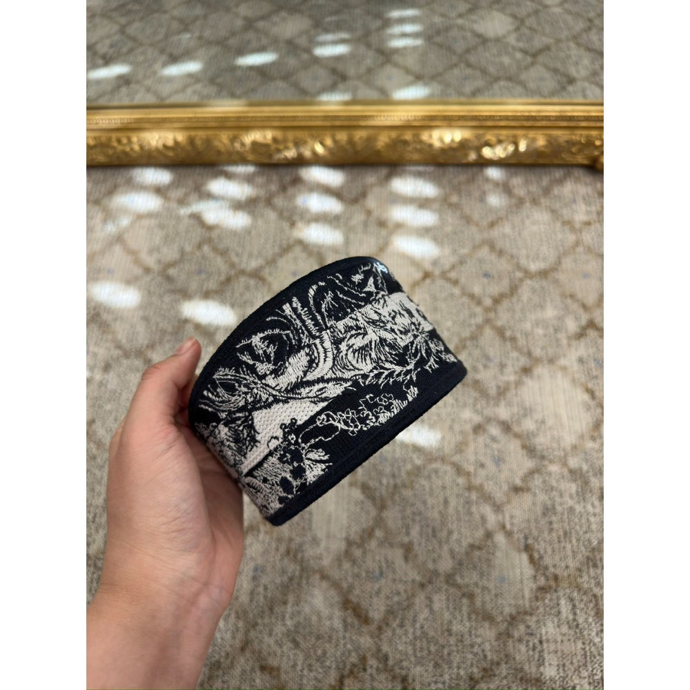 【預購】Dior 深藍刺繡圖案寬版髮箍 髮帶 髮飾-細節圖3